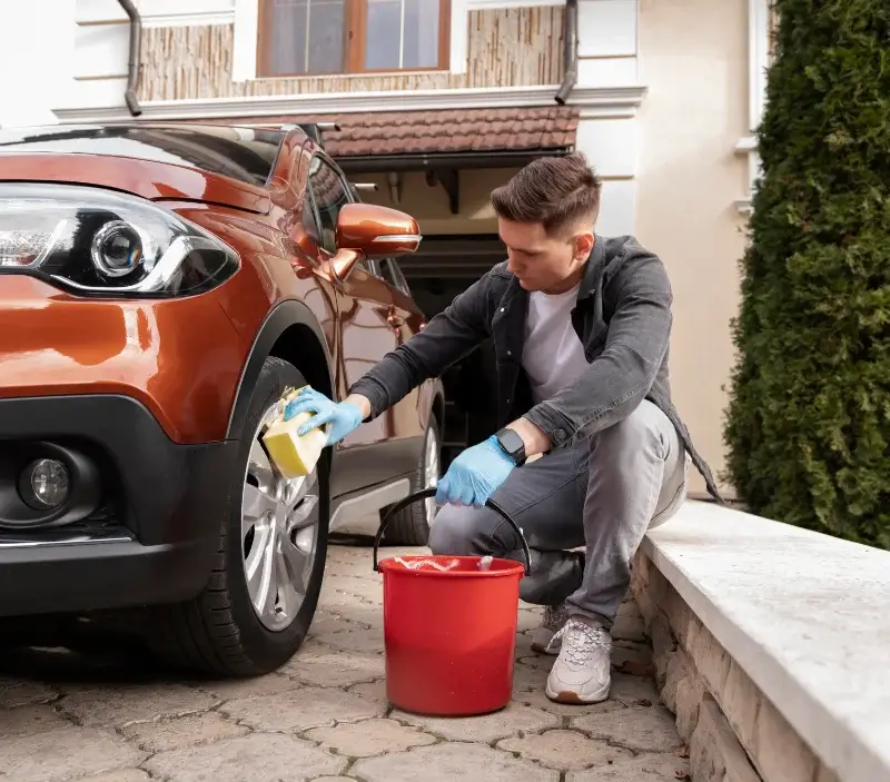 Lavage auto à domicile Saint-Pierre-la-Bruyère : professionnel intervenant sur un véhicule